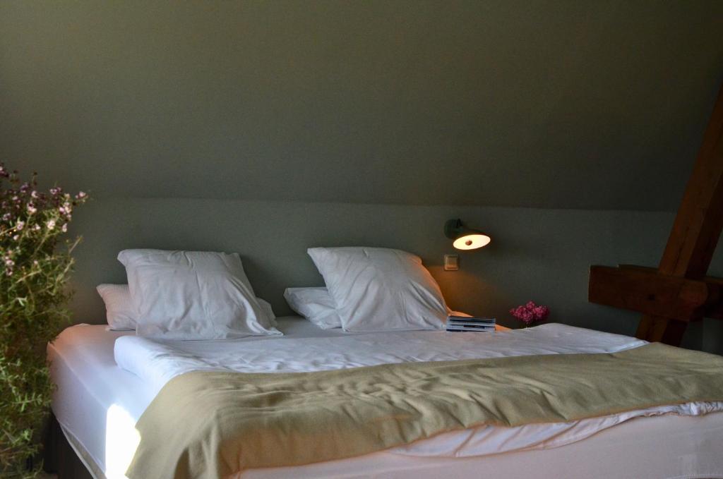 Ein Bett oder Betten in einem Zimmer der Unterkunft An Den Wiesen Gasthaus am Finowkanal