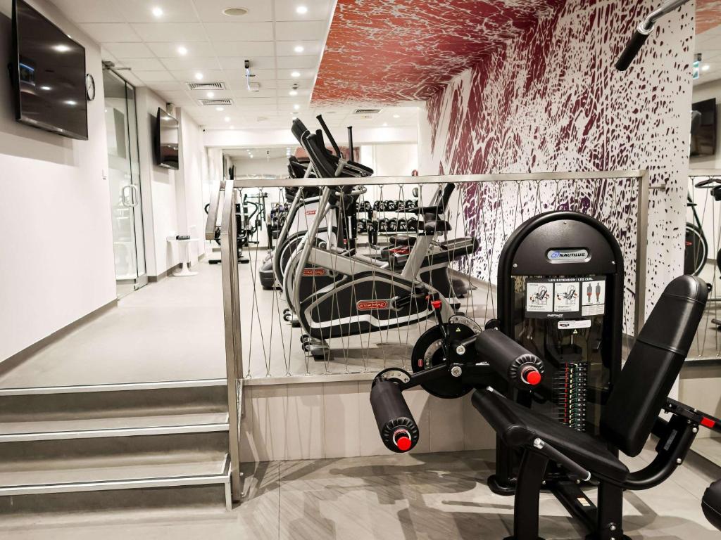 Posilňovňa alebo fitness centrum v ubytovaní Mercure Warszawa Centrum