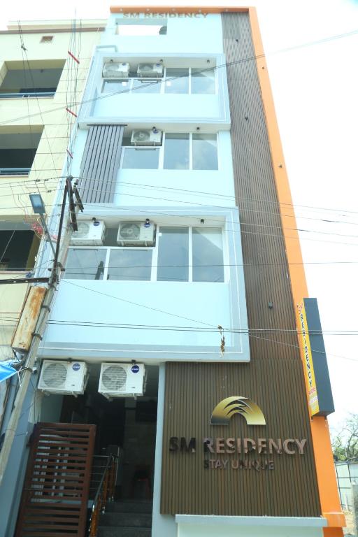 een uitzicht op een appartementencomplex bij S M Residency in Tiruppūr
