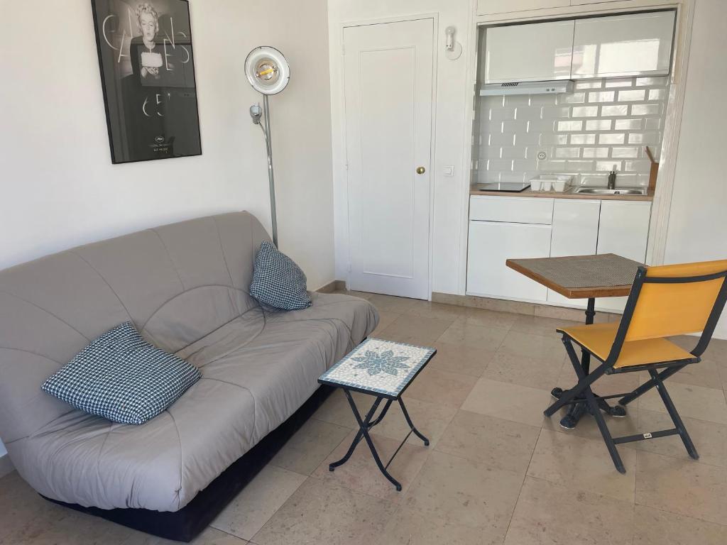 un salon avec un canapé, une table et des chaises dans l'établissement Marlyn, à Cannes