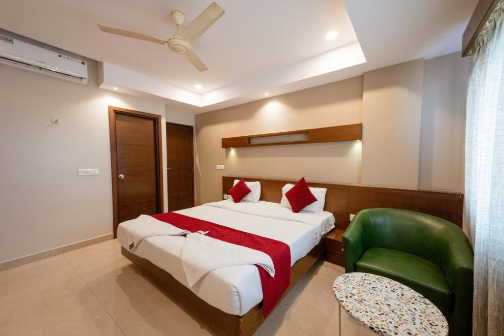 Postel nebo postele na pokoji v ubytování REGALIA INN &SUITES
