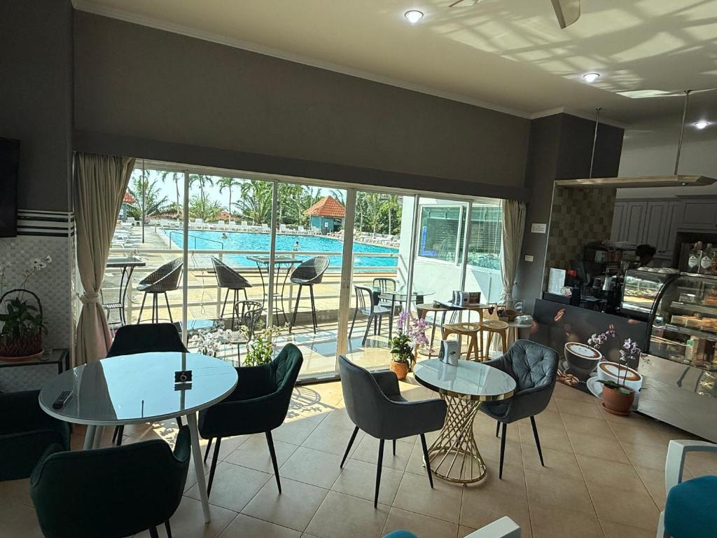 Bazén v ubytování Pattaya Beach View Talay 6 by AEGEAN Suite Condo nebo v jeho okolí