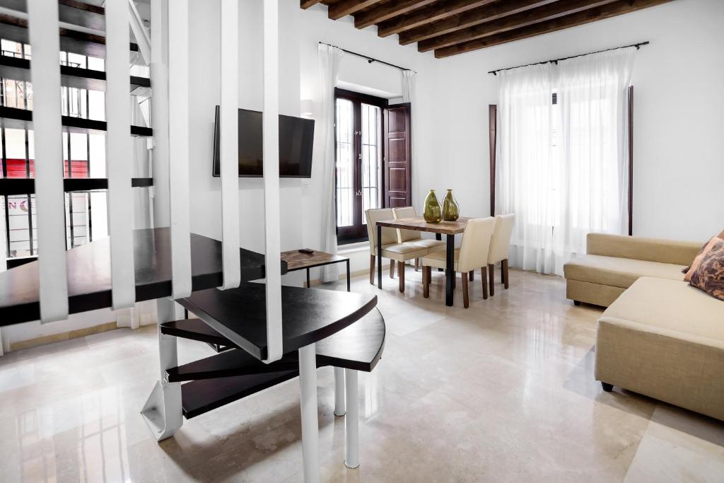 Zona de estar de Suites Campo del Príncipe by Maxi Hoteles