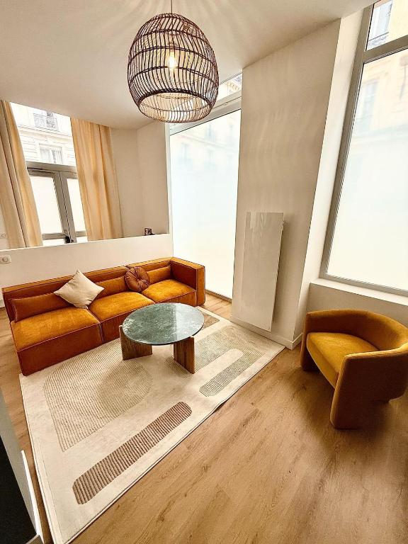un salon avec un canapé et une table dans l'établissement Haver home Hermel, à Paris