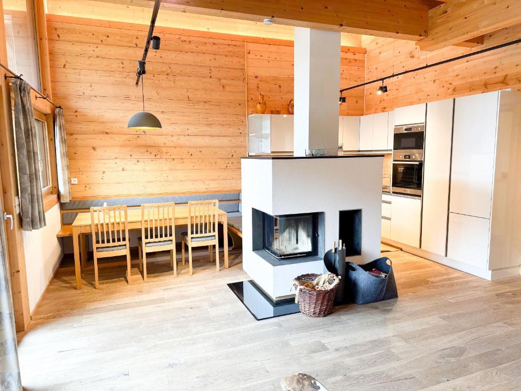 Kuchyňa alebo kuchynka v ubytovaní Alpenchalet im Leutaschtal