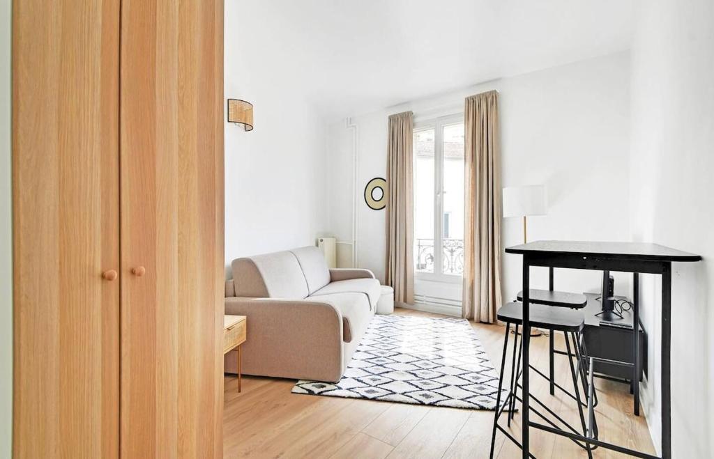 un salon avec un canapé et une table dans l'établissement MyKeypers - Lovely Studio 2P - Malakoff 12, à Malakoff