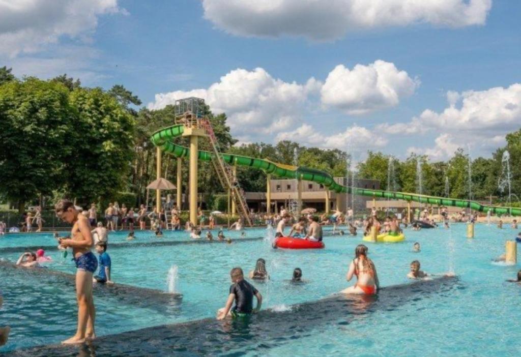 Bazén v ubytování Chalet Tibi nebo v jeho okolí