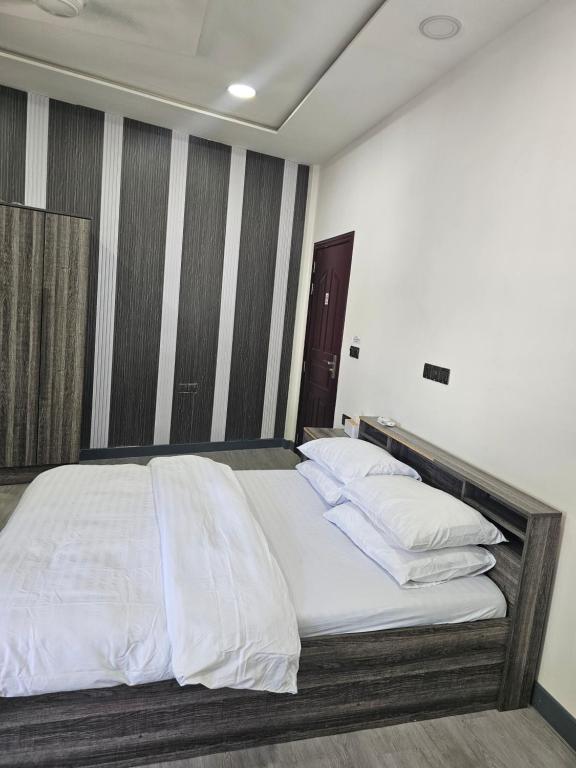 Postel nebo postele na pokoji v ubytování Noya Inn