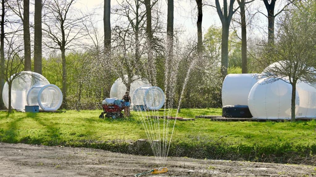 Aed väljaspool majutusasutust Noortweghe GLAMPING