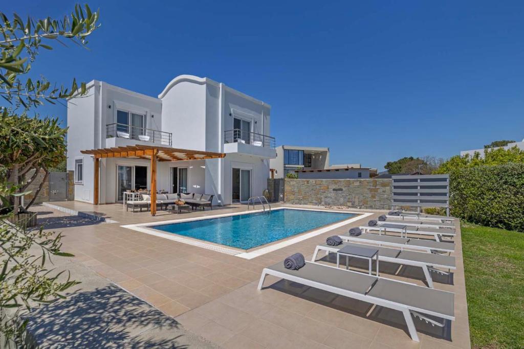 Bazén v ubytování Villa Petalutha Rhodes nebo v jeho okolí