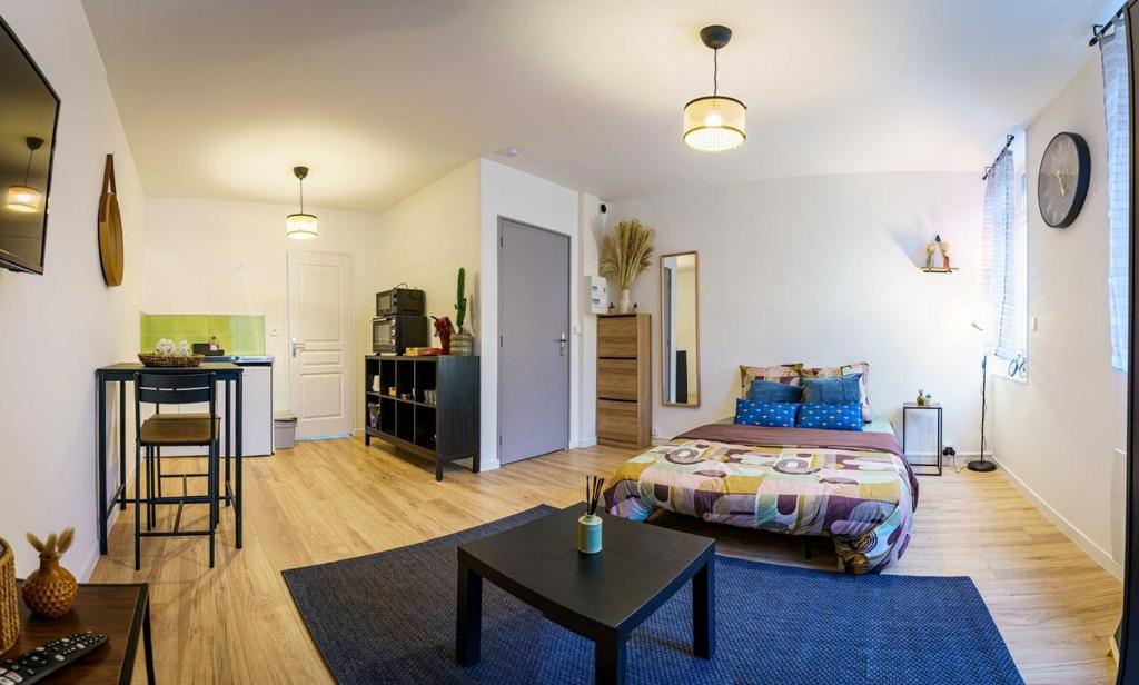 une chambre avec un lit et une table dans une pièce dans l'établissement Confortable studio 2 Pers wifi, à Saint-Quentin