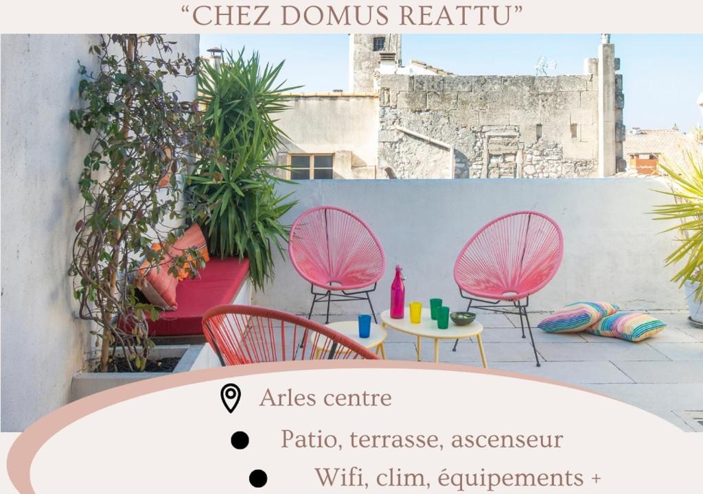 d'un balcon avec des chaises roses et une table. dans l'établissement Chez Domus Reattu Arles centre, à Arles