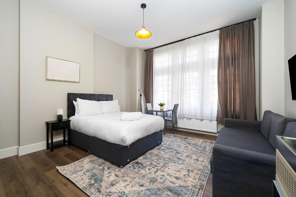 Postel nebo postele na pokoji v ubytování Willesden Green Modern Living Suites