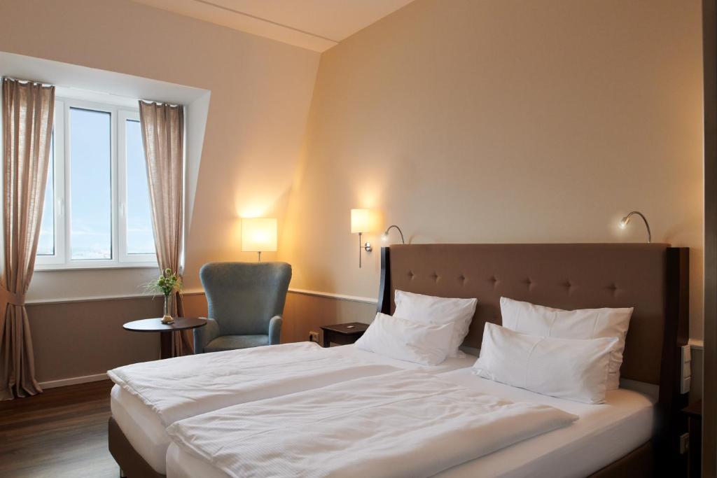Postel nebo postele na pokoji v ubytování Hotel am Delft