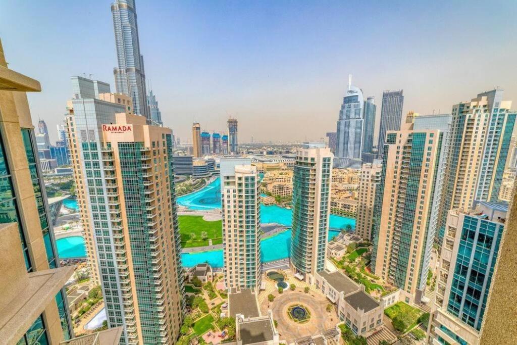 ドバイにあるBellavista - Splendid - 2BR plus Maid - 29 Boulevard - Burj Khalifa & Fountainの高層ビルが立ち並ぶ都市の航空写真