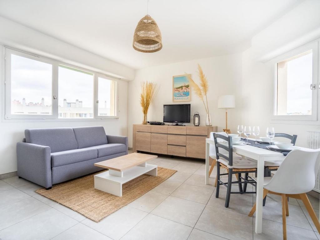 un salon avec un canapé et une table dans l'établissement Le camas, à Marseille