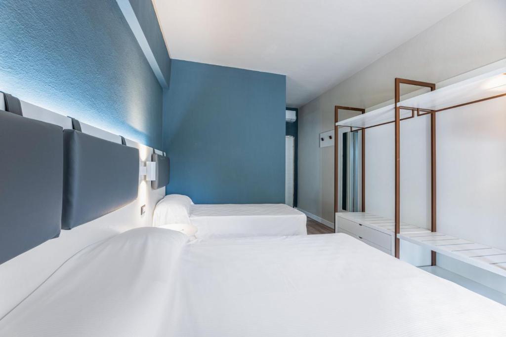 Postel nebo postele na pokoji v ubytování Elba Vibe Smart Hotel