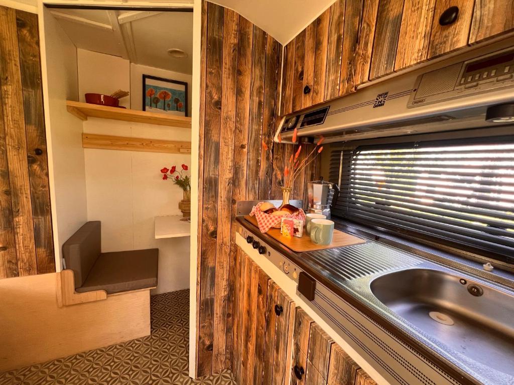 Kuchyň nebo kuchyňský kout v ubytování Camping Wijndomein Erve Wisselink
