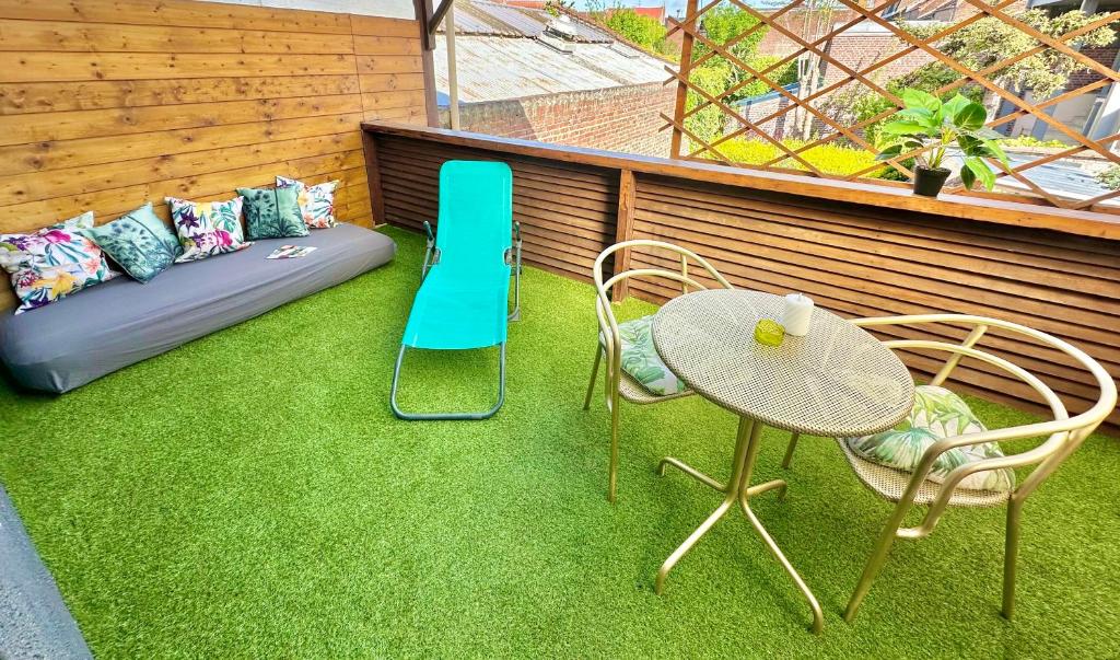 Vonkajšia záhrada v ubytovaní La Terrasse, Train Lens - Paris trajet d'environ 1 heure 10 minutes