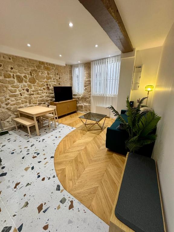 Il comprend un salon doté de parquet et d'une table. dans l'établissement Séjour magique au cœur de Paris, à Paris
