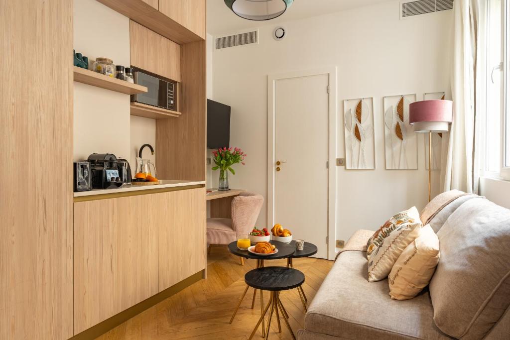 un salon avec un canapé et une table dans l'établissement Romantic Getaway - Le Marais - with AC, à Paris
