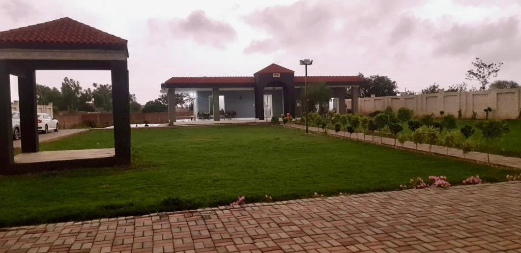 Κήπος έξω από το MK Farm House