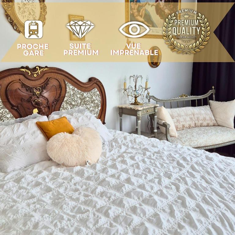 une chambre avec un lit avec une couette blanche dans l'établissement Céleste Premium Suite Amazing View Train Station, à Lourdes