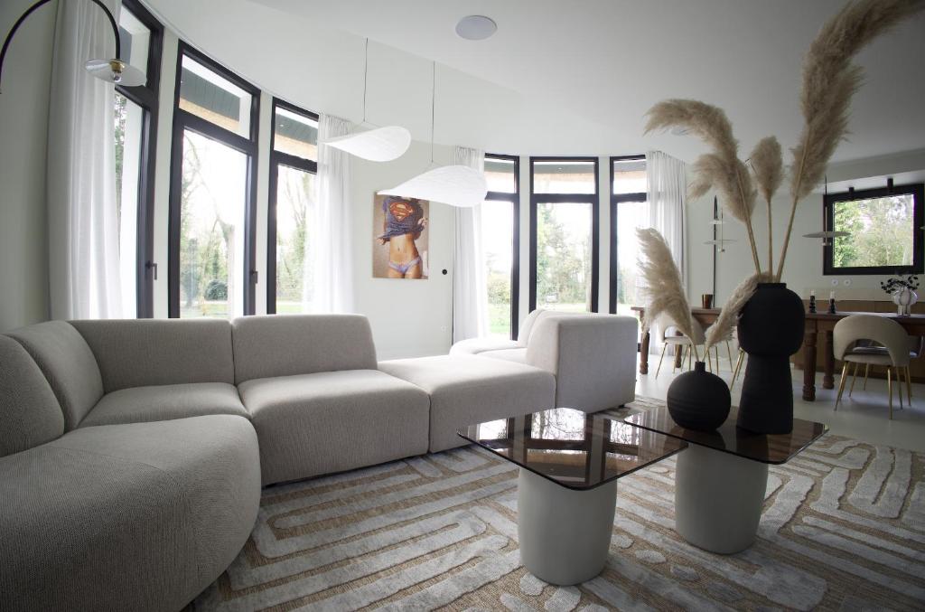 un salon avec un canapé et une table dans l'établissement Villa Les Marais, à Le Touquet-Paris-Plage