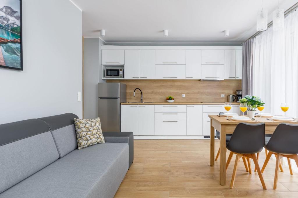 Η κουζίνα ή μικρή κουζίνα στο Seaside Apartment Rybacka with Parking by Noclegi Renters