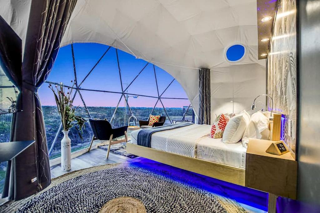 Χώρος καθιστικού στο Luxury Dome with Hot Tub for Glamping near Austin