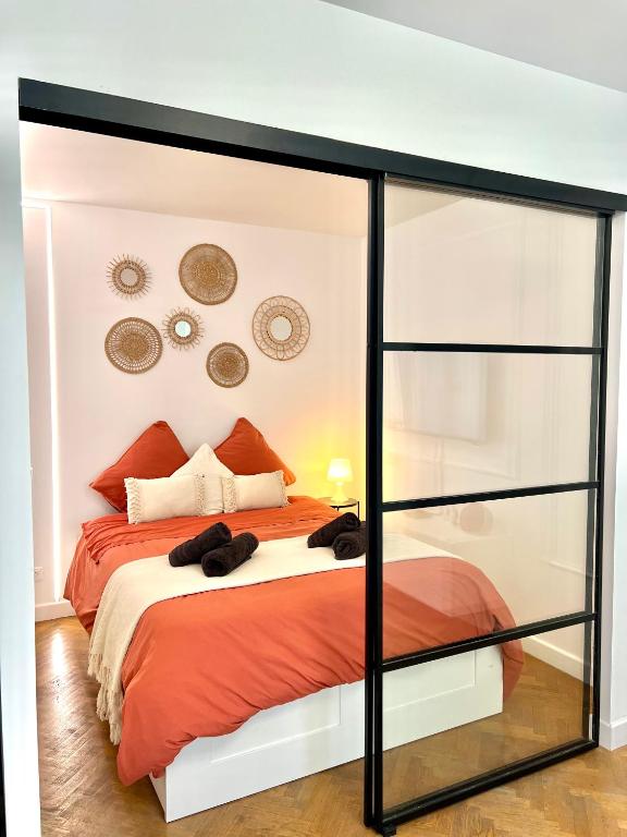 - une chambre avec un grand lit et des parois en verre dans l'établissement Lyon Suite Cosy - Climatisé - Appartement T2 - Proche Parc Tête d'Or, à Villeurbanne