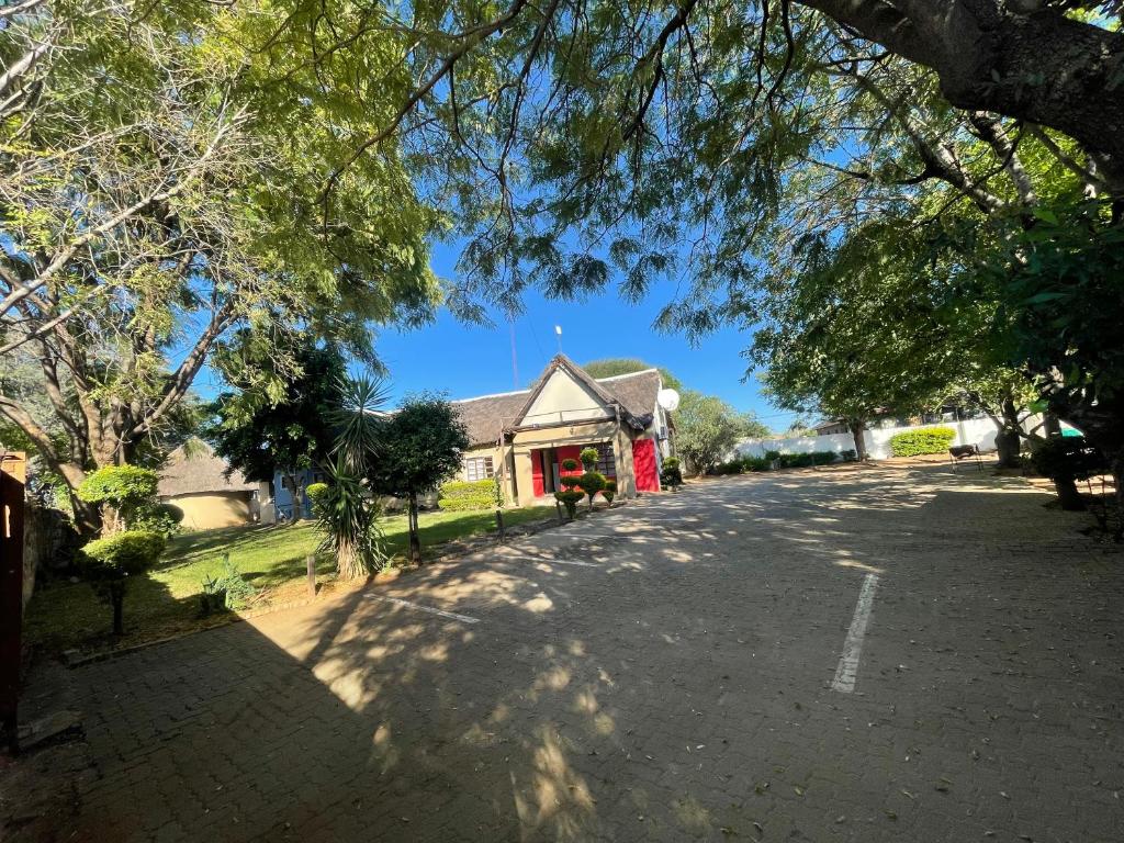 een huis aan de kant van een weg bij Ntshe River Lodge in Francistown