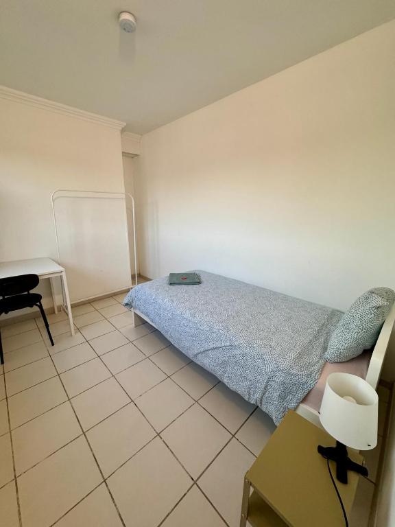 Postel nebo postele na pokoji v ubytování Smart & Cheap Stay for 1 person
