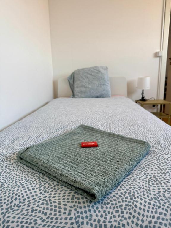 Postel nebo postele na pokoji v ubytování Smart & Cheap Stay for 1 person