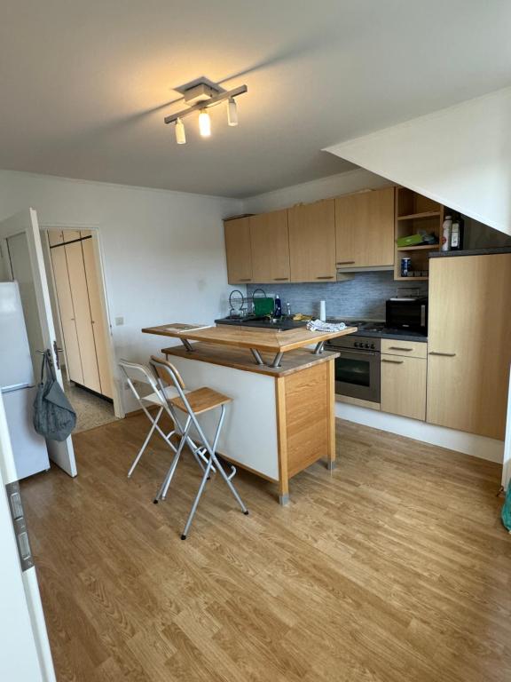 Kuchyň nebo kuchyňský kout v ubytování Smart & Cheap Stay for 1 person