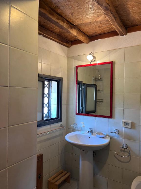 Bagno con lavandino e specchio