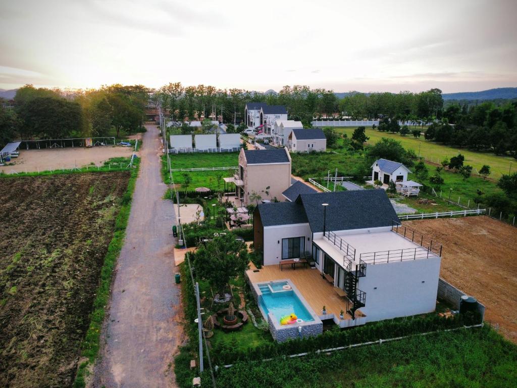 eine Luftaufnahme eines Hauses mit Swimmingpool in der Unterkunft บ้านเราเอง My House Khaoyai in Pak Chong