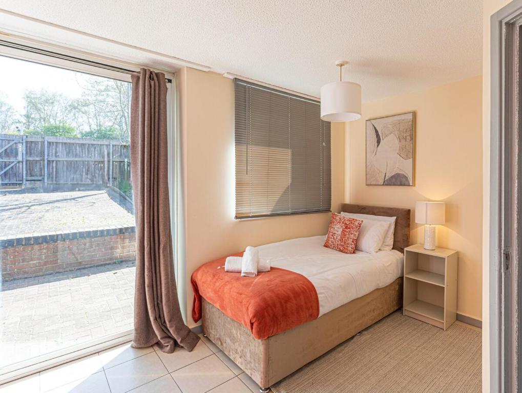 Postel nebo postele na pokoji v ubytování 4 Bed Home Near New Cross Hospital-Contractors, Relocation, Families