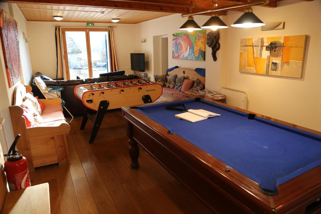 un salon avec une table de billard dans l'établissement Chalet Elisthur, à Saint-Jean-dʼAulps