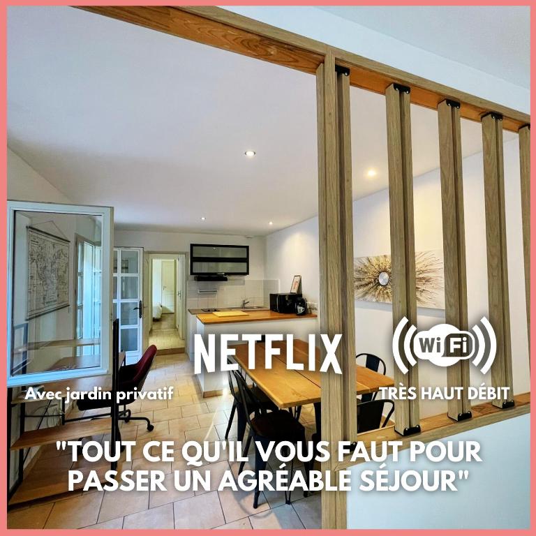 une vue d'une salle à manger et d'un salon avec une porte coulissante en verre dans l'établissement Chaleureux Appartement RDC 49 m2 avec Jardin, à Aix-en-Provence