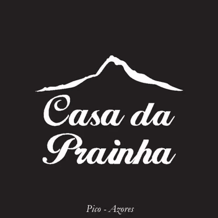 a sign that reads casa da prapiria with a mountain at Casa da Prainha 4 in São Caetano