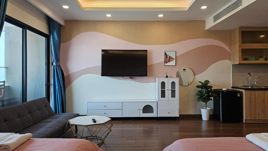 TV a/nebo společenská místnost v ubytování Flc Sea Tower - ChillNow Căn hộ nghỉ dưỡng Quy Nhơn