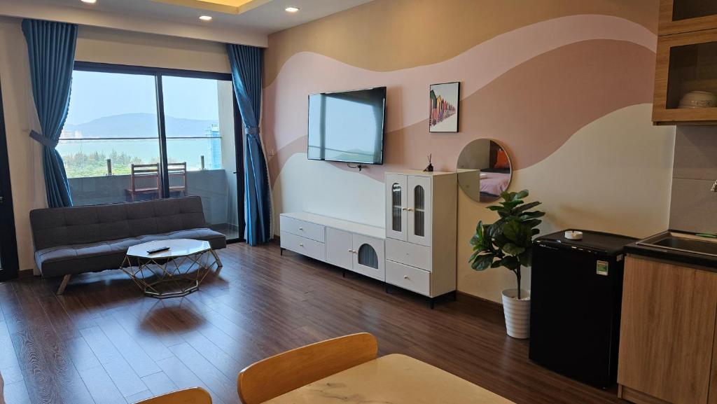 TV a/nebo společenská místnost v ubytování Flc Sea Tower - ChillNow Căn hộ nghỉ dưỡng Quy Nhơn