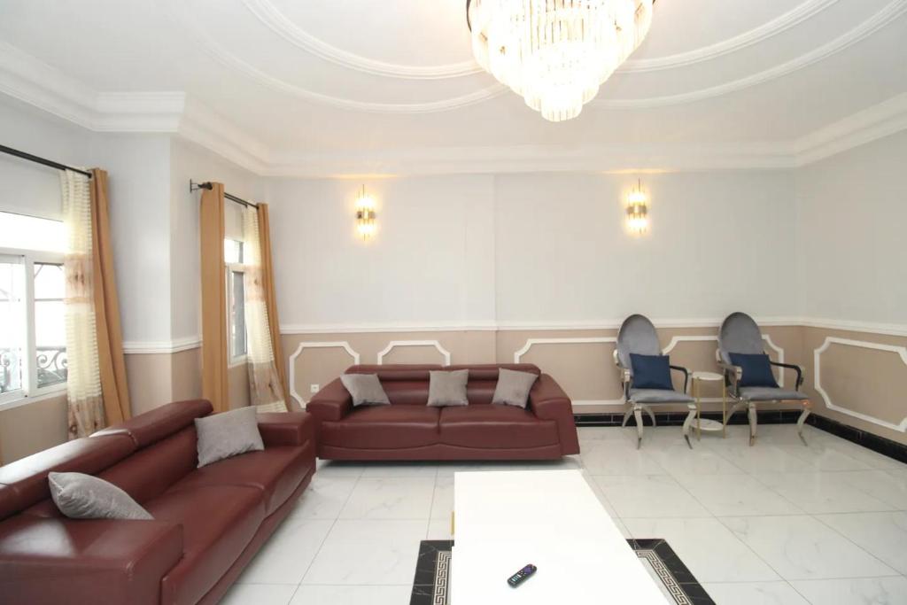 a living room with a couch and chairs at RAP Appart 302 avec piscine in Douala