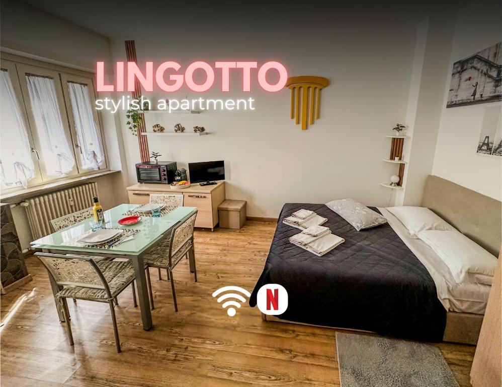 a room with a bed and a table in it at Smart Studio - Lingotto, Fiera & Metro in Turin