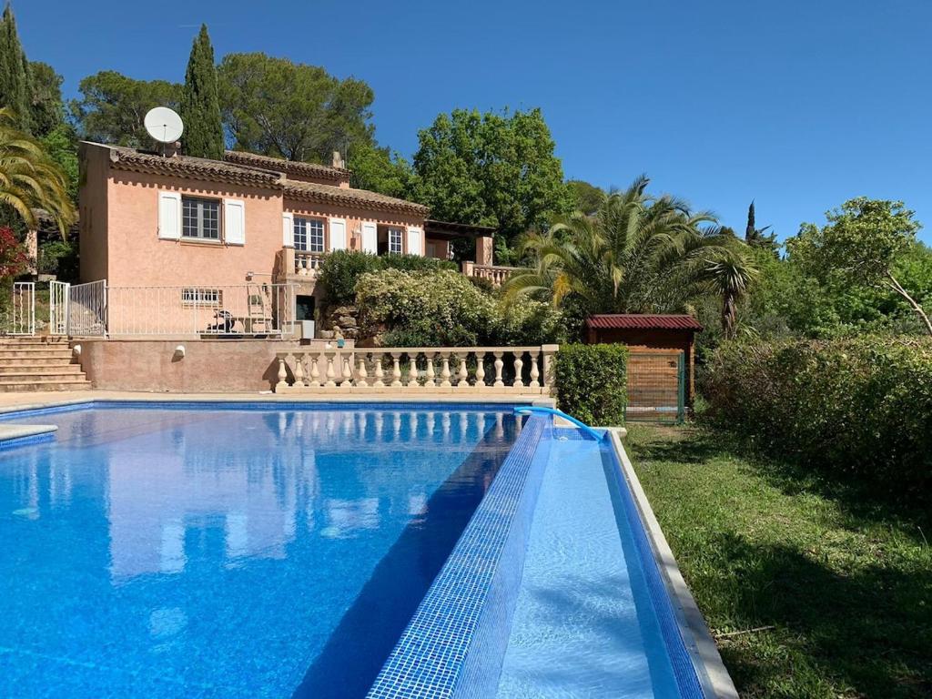 une grande piscine devant une maison dans l'établissement Stunning family villa with pool, à Figanières