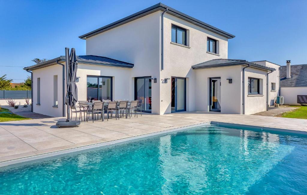 una villa con piscina frente a una casa en Maison Piscine 150M De La Mer, en Saint-Germain-sur-Ay