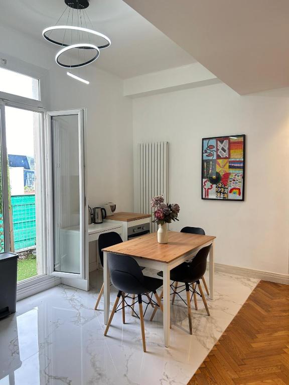 une salle à manger avec une table et des chaises dans l'établissement Suite HISPANIA FSHH, à Nice