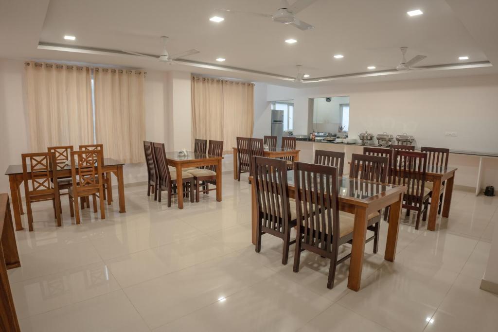 Restaurace v ubytování Daffodils Luxury Airport Suites