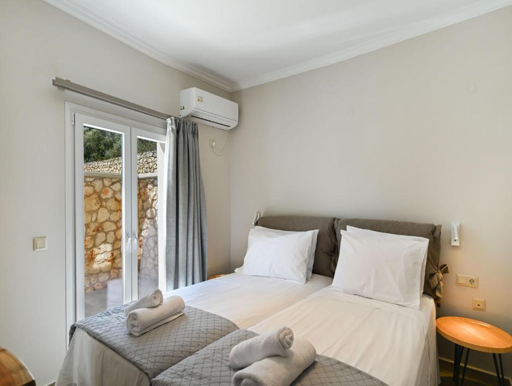 Postel nebo postele na pokoji v ubytování Lainas Sea View Lefkada